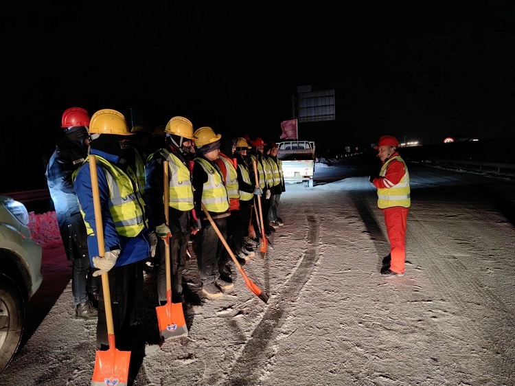 闻令而动，再战冰雪！路桥铁军奋战湖北除雪抗灾最前沿