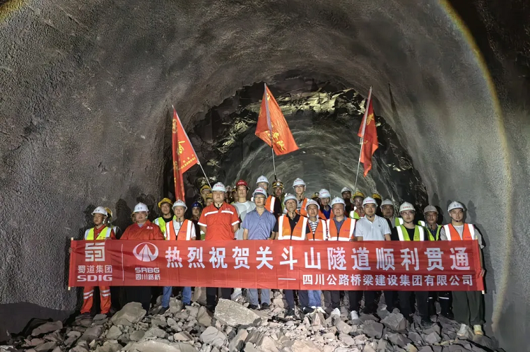 项目动态 | 隆黄铁路隆昌至叙永段扩能改造工程项目关斗山隧道顺利贯通